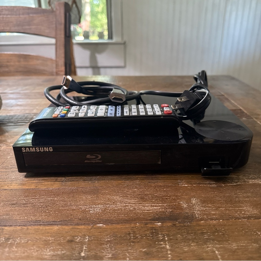 Samsung Blu-ray Player in Black with Remote and HDMI Cable